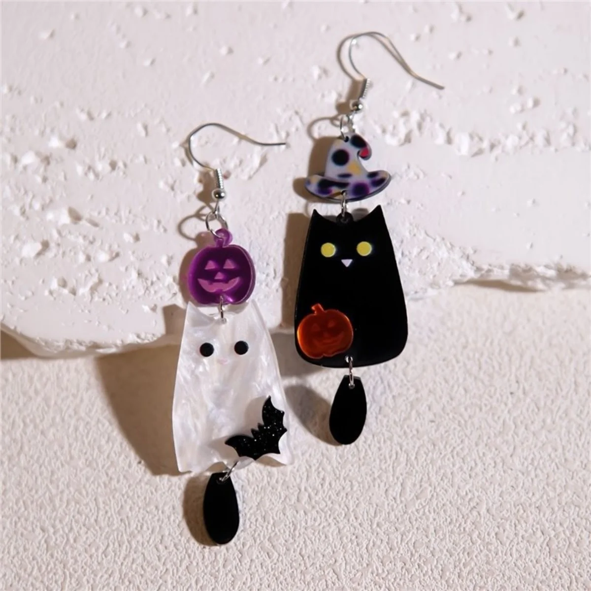 Asymmetrische Ohrringe aus Acryl mit schwarzer und weißer Katze, Kürbis, Fledermaus, Hexenhut für Frauen, Gothic-Blumen-Geister-Tropfenohrringe, Halloween-Schmuck – Detail 16