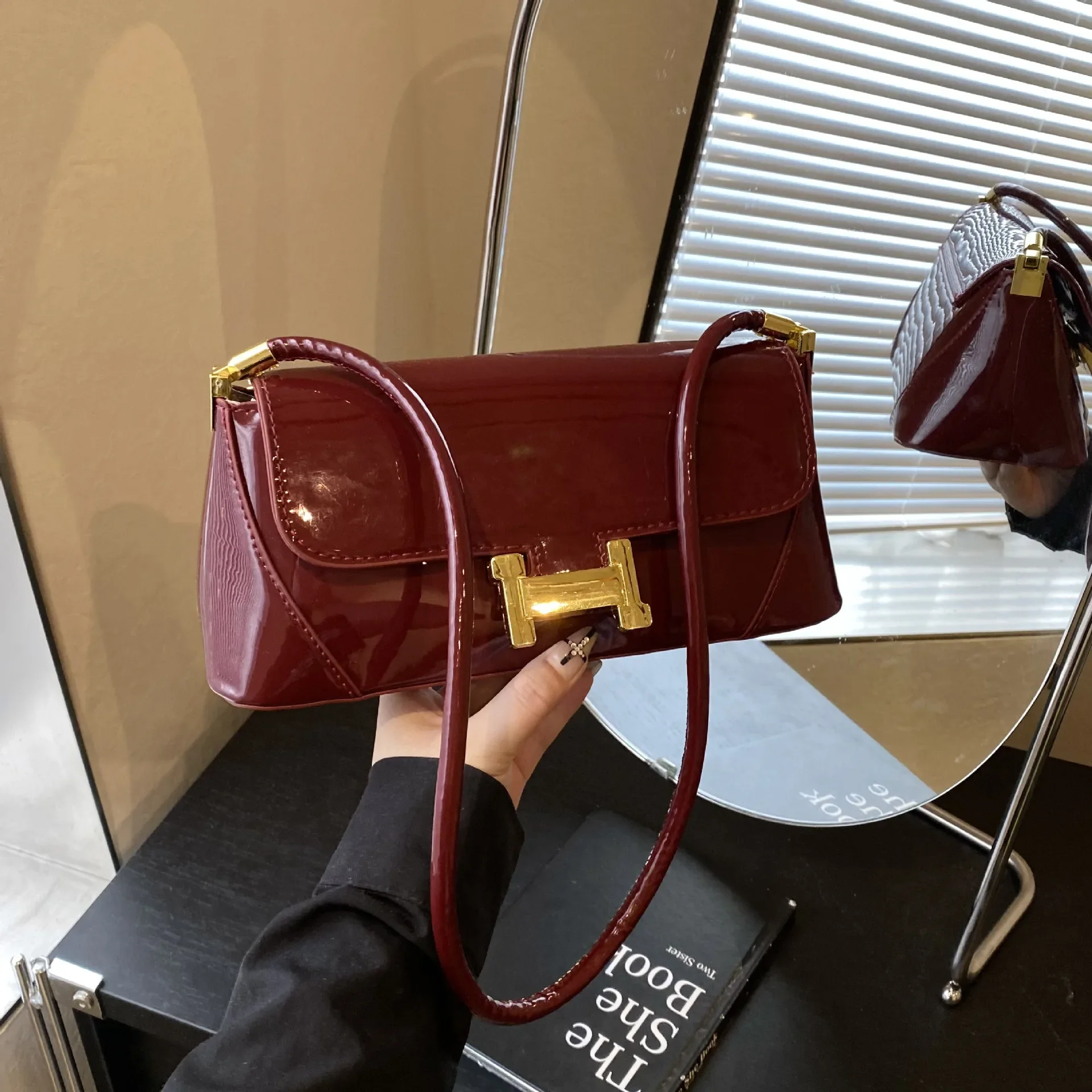 

Высококачественная и уникальная сумка под руку 2025 года, универсальная для поездок на работу, подходит для переноски на одно плечо или через плечо