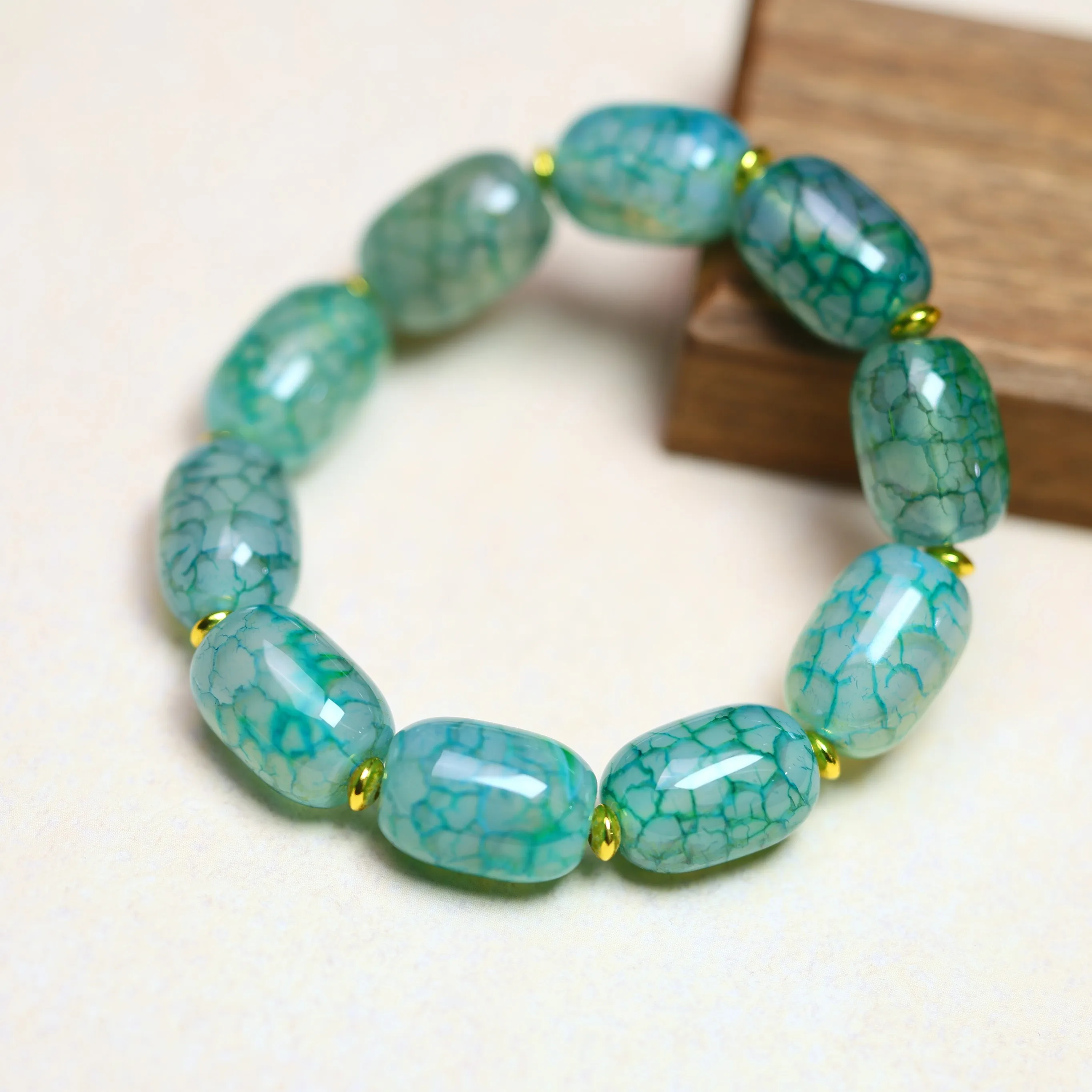 

The exquisite green agate dragon-patterned bracelet symbolizes wealth and prosperity. It is a perfect gift for family and friend