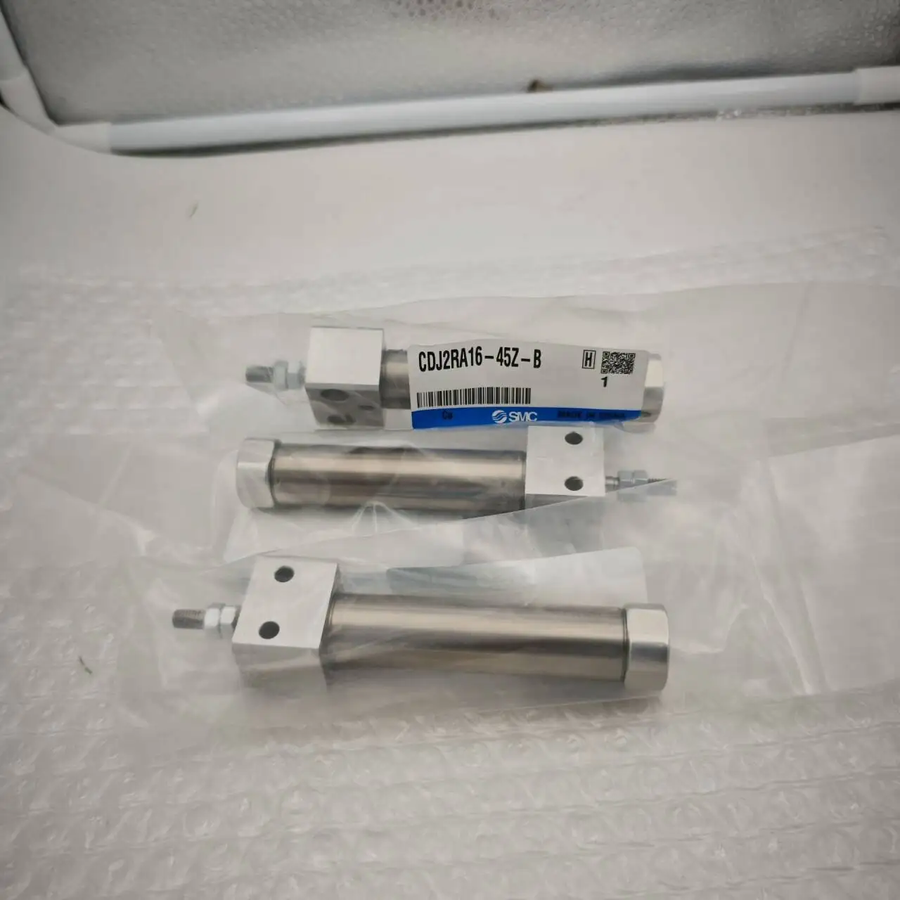 الأصلي حقيقية SMC مباشرة شنت اسطوانة CDJ2RA16-10Z-B CDJ2RA16-150Z-B قضيب واحد مزدوج التمثيل اسطوانة