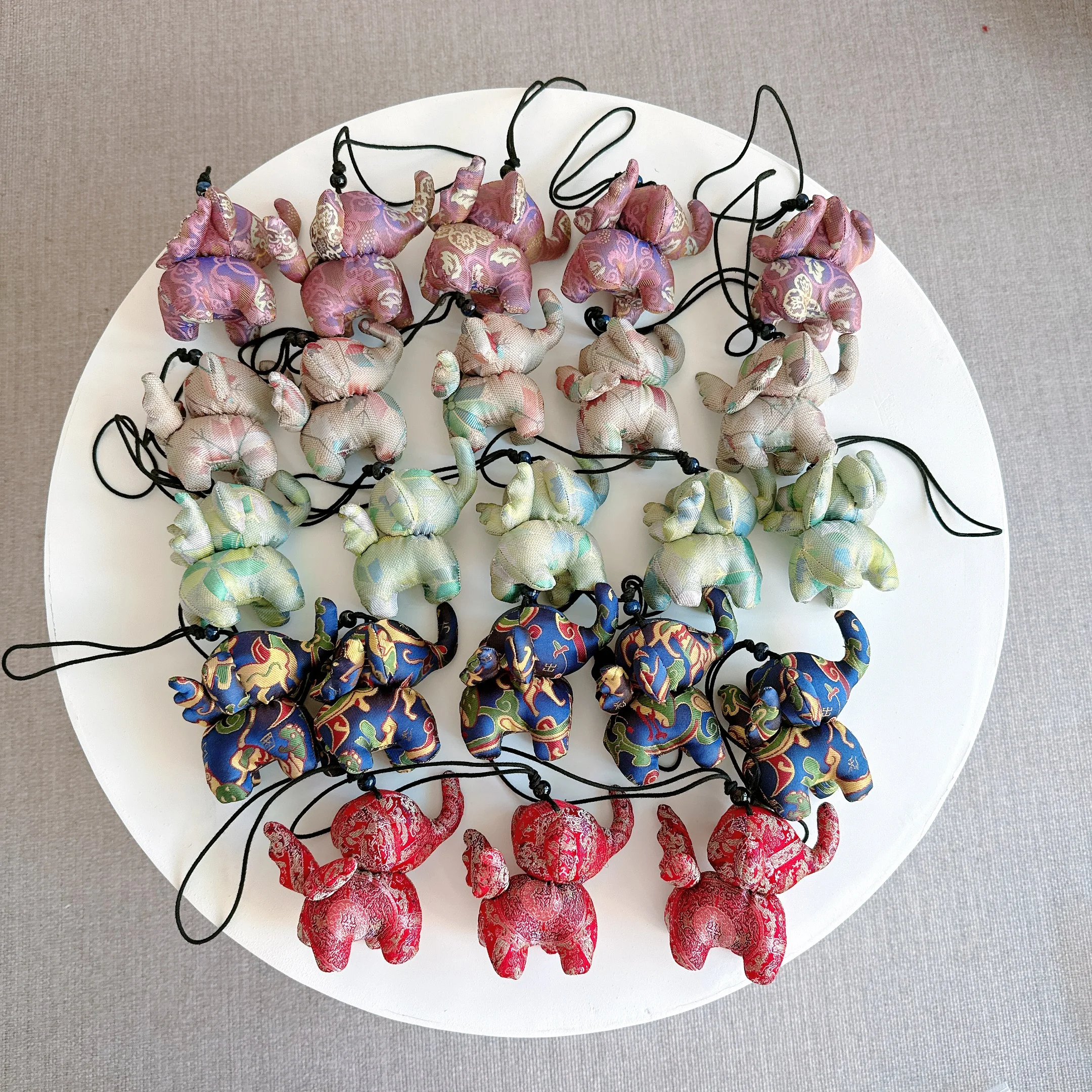 حسن الحظ الأحمر دامبو قلادة أغنية الديباج النمط الصيني التقليدي الحرير يدويا سيارة معلقة اكسسوارات الفيل حقيبة السحر