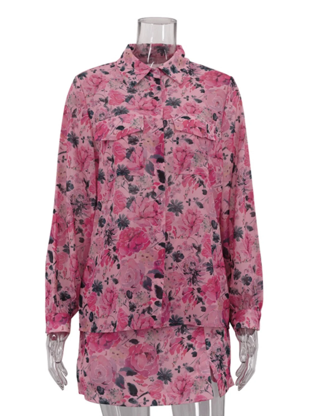 طقم نسائي مكون من قميص مطبوع وتنورة قصيرة، بأكمام طويلة وياقة مقلوبة وحافة غير متماثلة، تصميم عصري أنيق