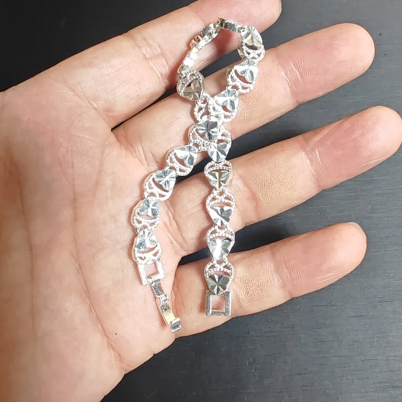 pulseira-feminina-de-elo-retangular-com-coracao-bicolor-em-liga-prateada-texturizada-–-joia-elegante-para-o-dia-a-dia-presente-ideal