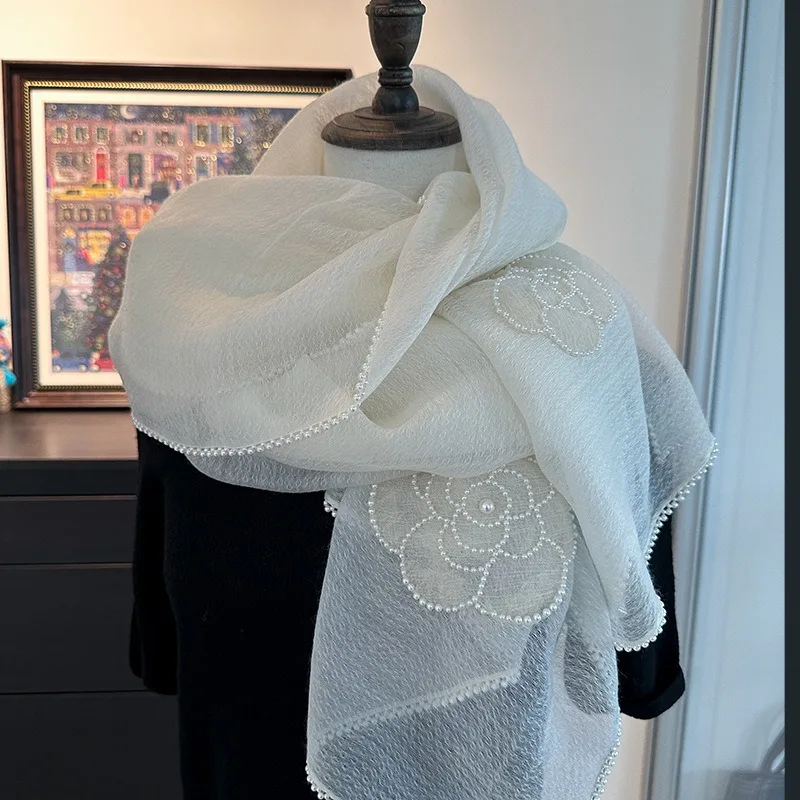 Moda de camelia Xiaoxiang, bufanda de lana de seda, chal blanco, perla femenina fina.