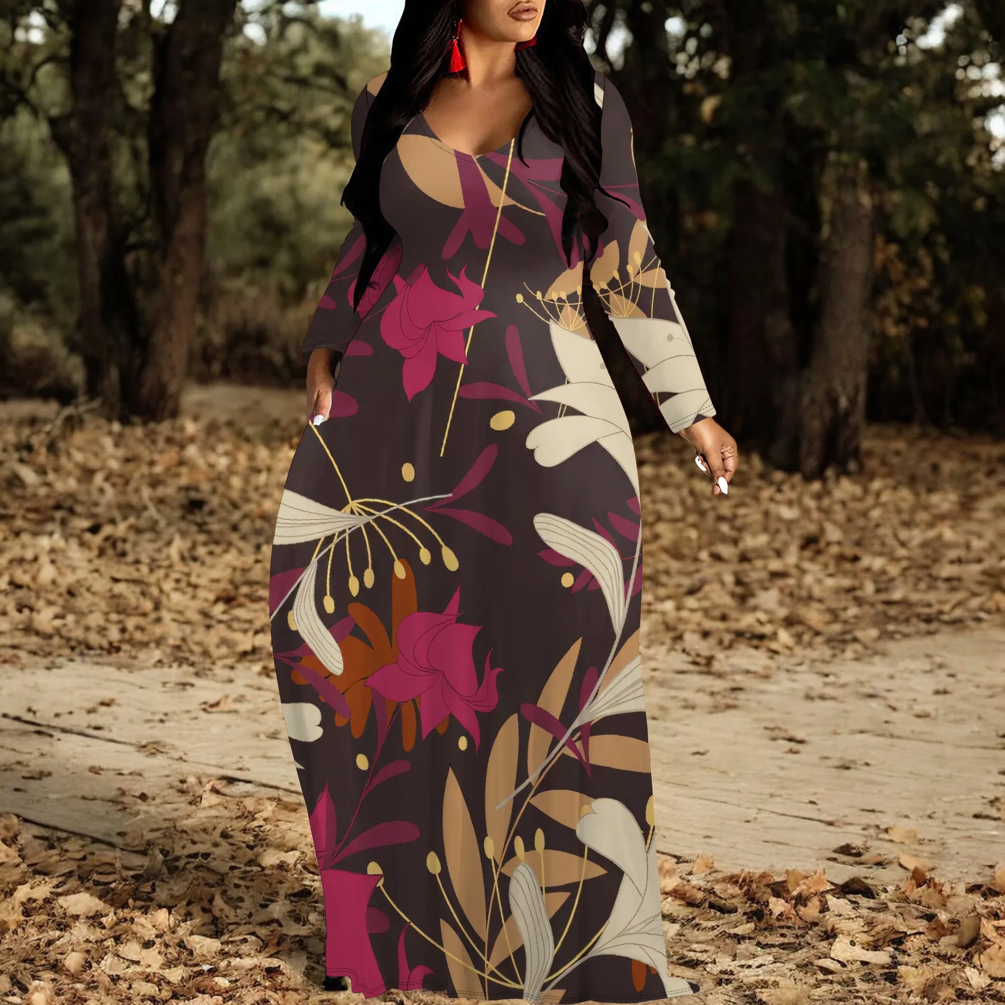 Nupusa Standard-Fit-Maxikleid mit langen Ärmeln und Blumenmuster auf dunklem Hintergrund und V-Ausschnitt