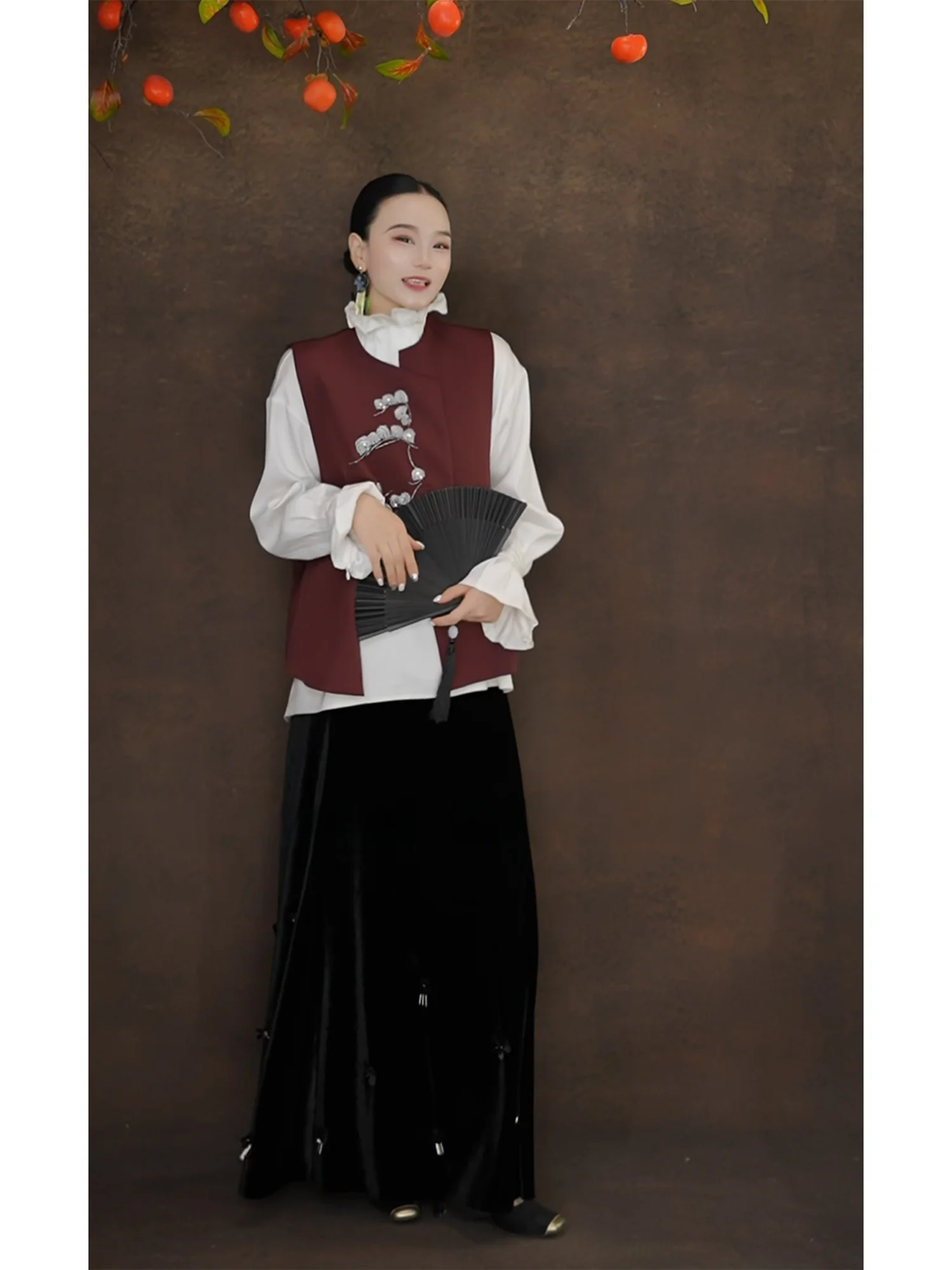 

Потрясающий комплект из юбки-миди и жилета: модный плиссированный дизайн, уникальный женский наряд, красиво сочетающийся, из весенней коллекции.