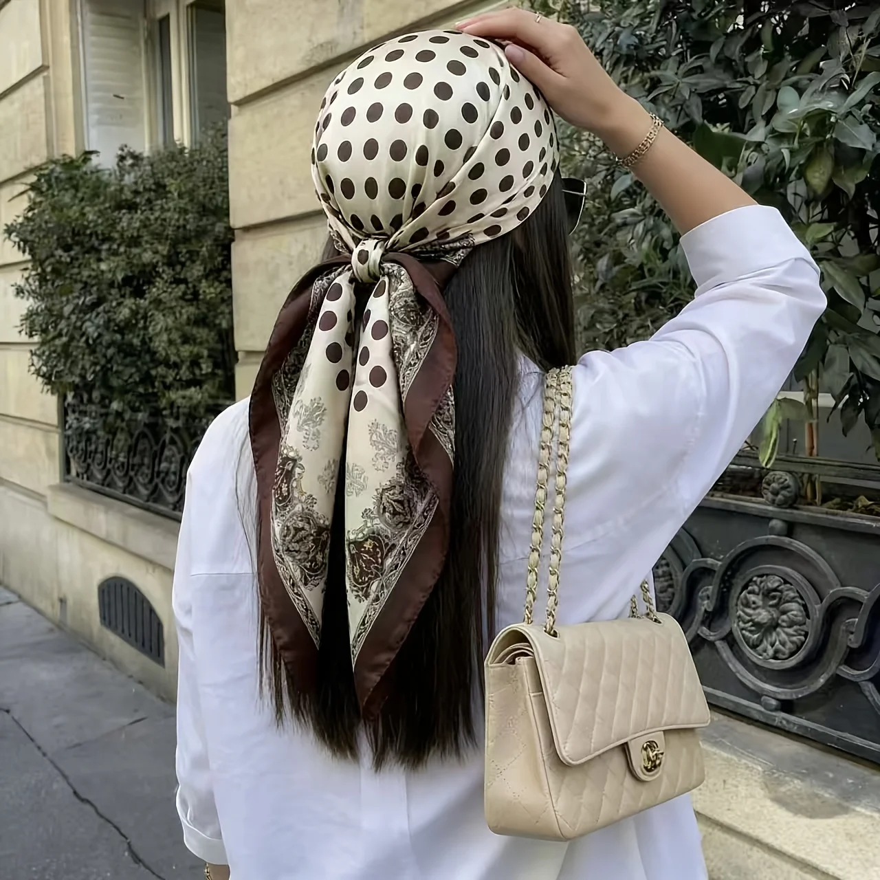 Pañuelo cuadrado de estilo retro de alta gama en beige-marrón con lunares y cuadros, chal versátil adecuado para todas las estaciones.
