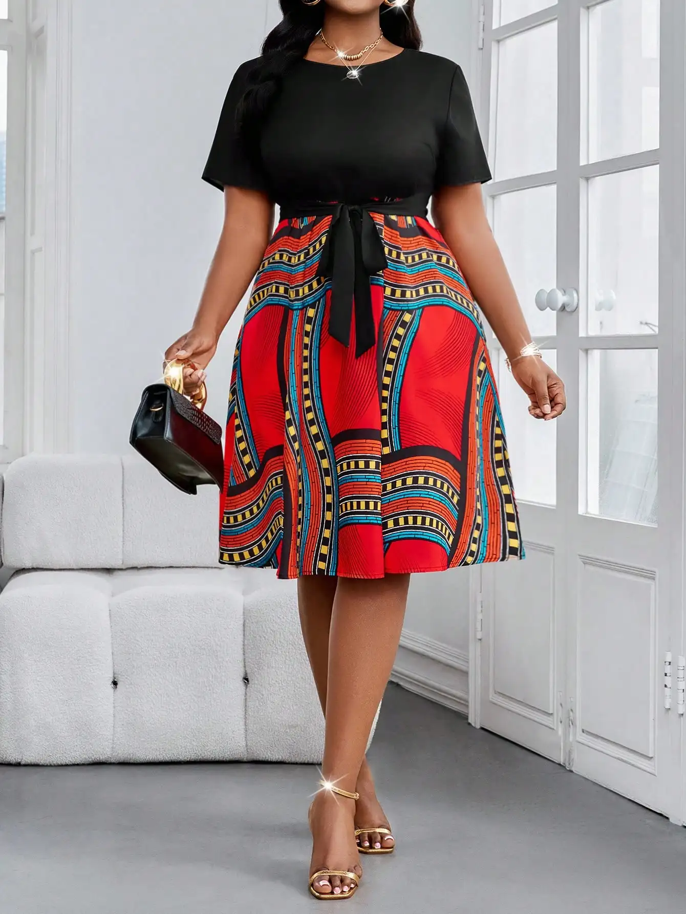 

Черный топ + цветное платье миди с африканским принтом и поясом, короткий рукав, круглый вырез, расклешенная юбка