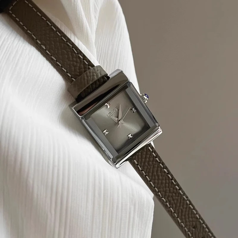 ساعة كلاسيكية للسيدات أنيقة وبسيطة وخفيفة فاخرة 2025 ساعة كوارتز مقاومة للماء هدية عيد ميلاد