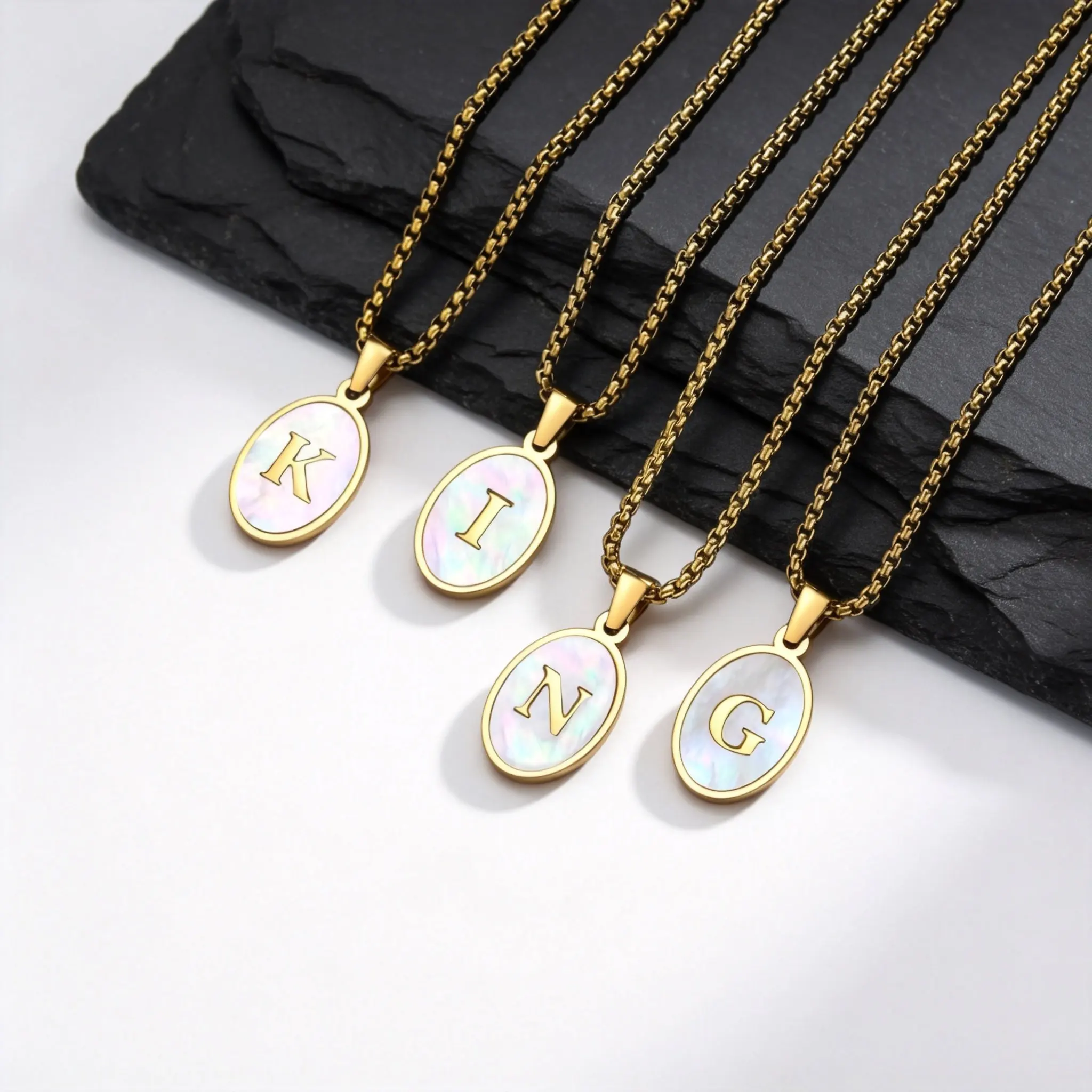 Natürliche Muschelschalen-Initialen-Halskette für Männer, Vergoldeter Edelstahl 26 Buchstaben Anhänger-Halskette, Trendiger Casual-Schmuck Geschenk – Detail 1