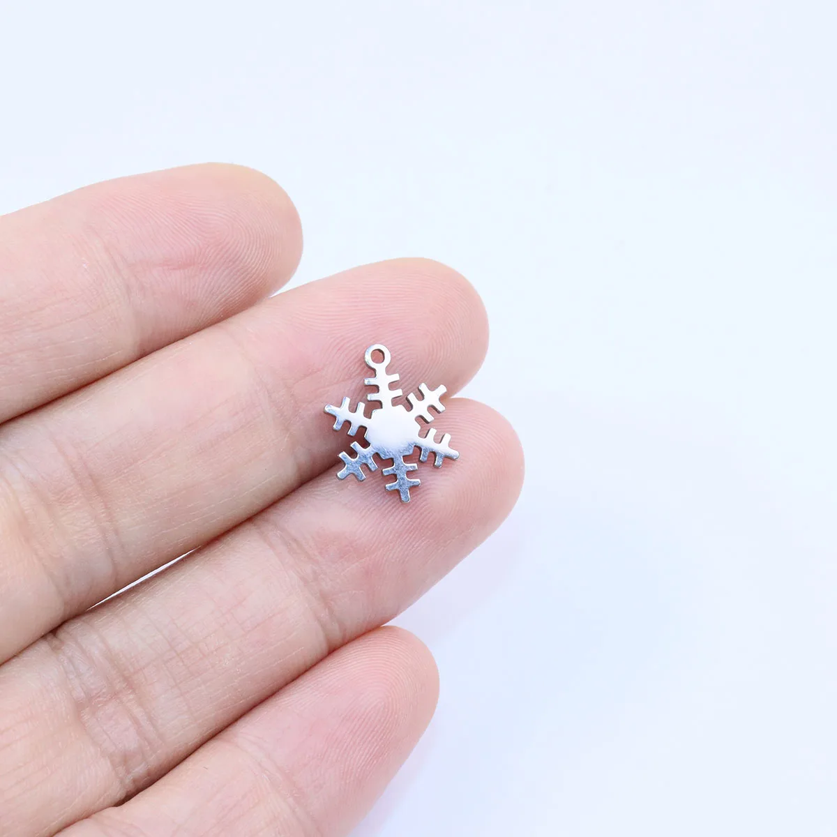 10 قطع 10 ملليمتر الفولاذ المقاوم للصدأ ندفة الثلج مجوهرات سحر قلادة DIY الحرفية للماء مضاد الأرجية