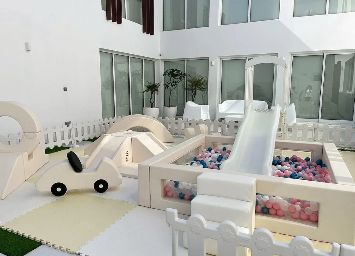 클래식 화이트 실내외 어린이 놀이 파티 이벤트용 투명 볼풀 화이트 슬라이드 소프트 플레이 화이트 소프트 플레이 장비 대여