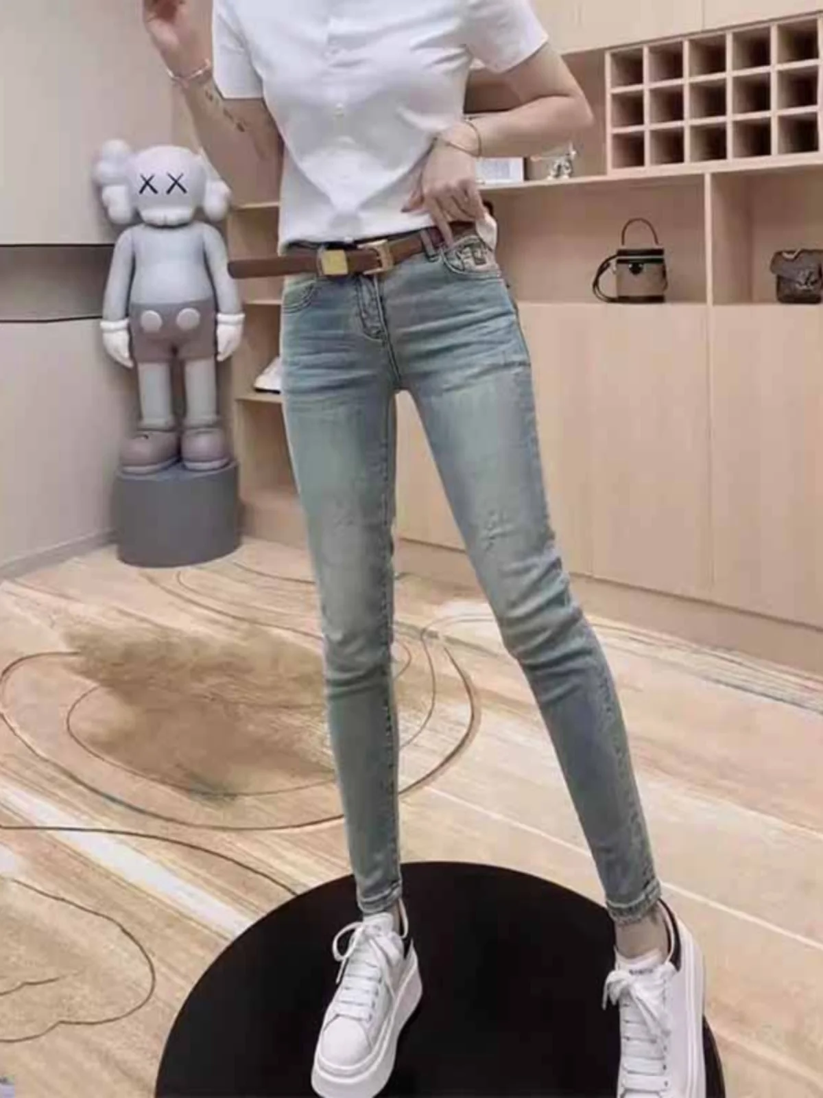 

Женские джинсы с высокой талией, облегающие, светло-голубые, эластичные, летние, больших размеров, укороченные, для фигуры типа «груша»