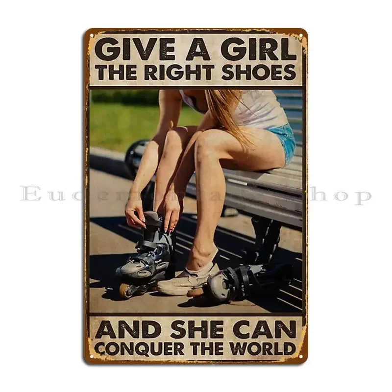 Les patins à roulettes donnent à une fille les bonnes chaussures, et elle peut conquérir le monde. Plaque métallique, affiche murale, décoration de grotte, fer forgé, cinéma.