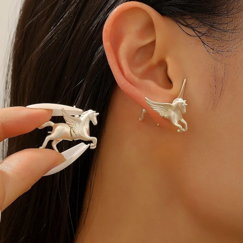 

A Pair of Personalized Male Zodiac Pegasus Earrings, Trendy Women's Cute Pegasus Ear Studs, Fashionable Punk Jewelry Gifts
