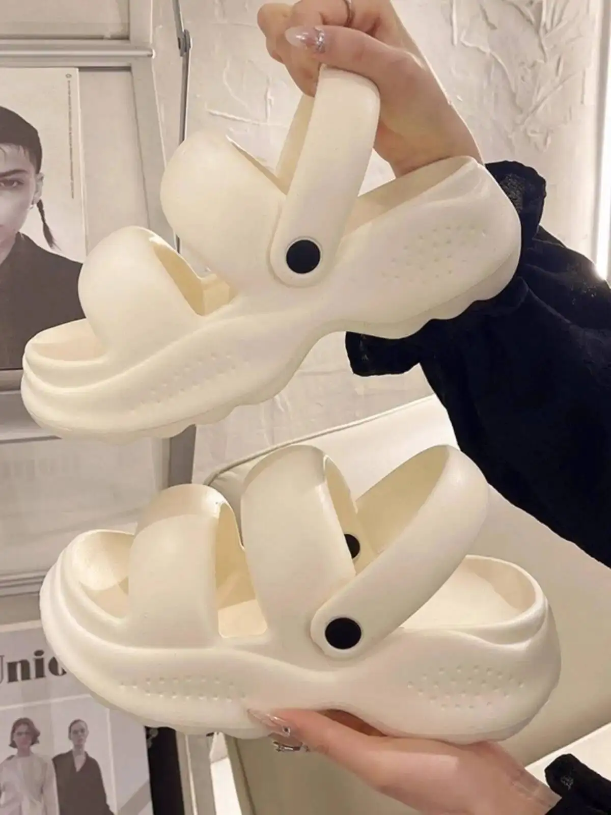 

Women's White Thick Sole Sandals 2025 New Summer Outdoor Height Increasing, Soft Sole EVA Versatile Fairy Style For