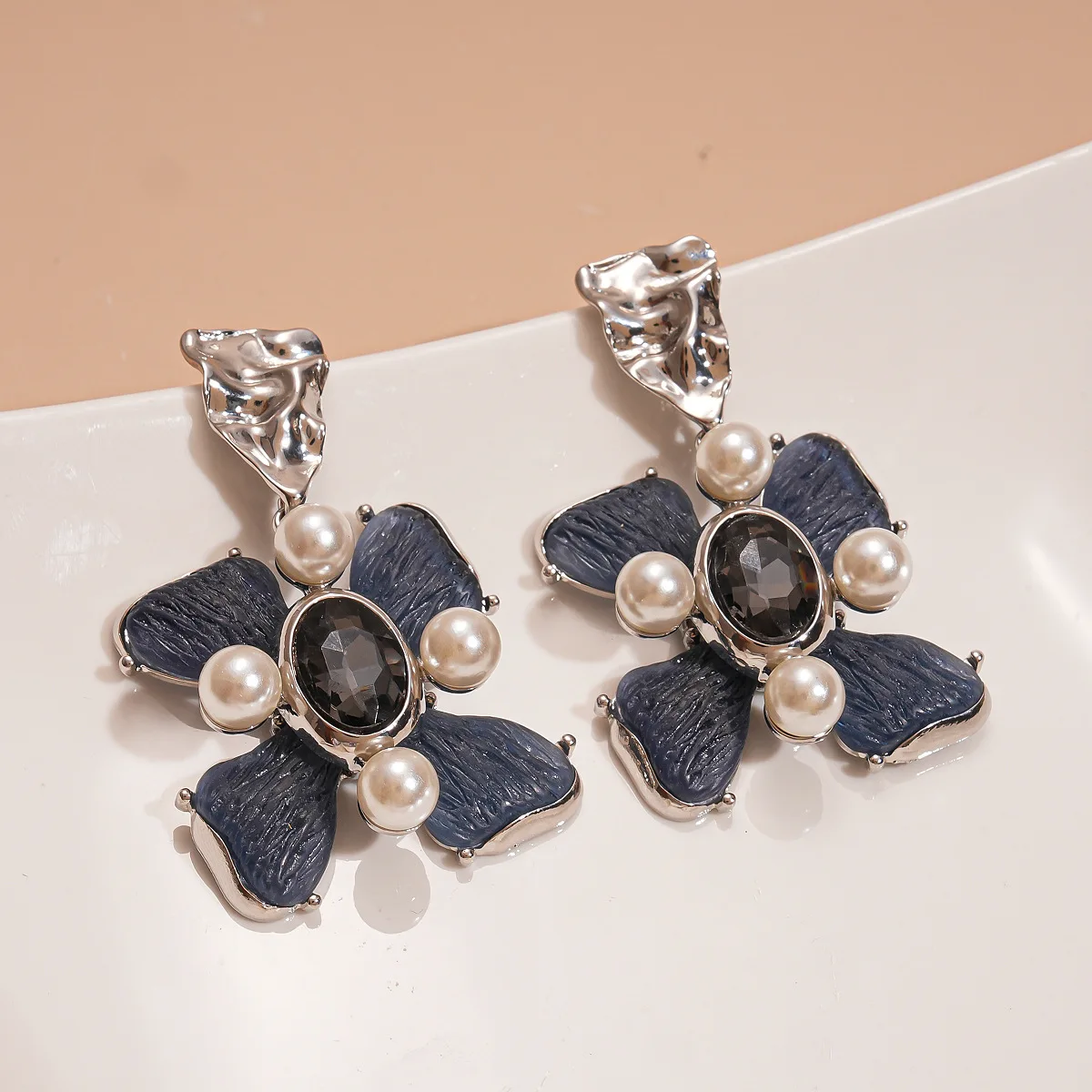 

European and American Retro Resin Imitation Pearl Geometric Flower Earrings for Women Temperament Luxury Earring Dangle Gifts