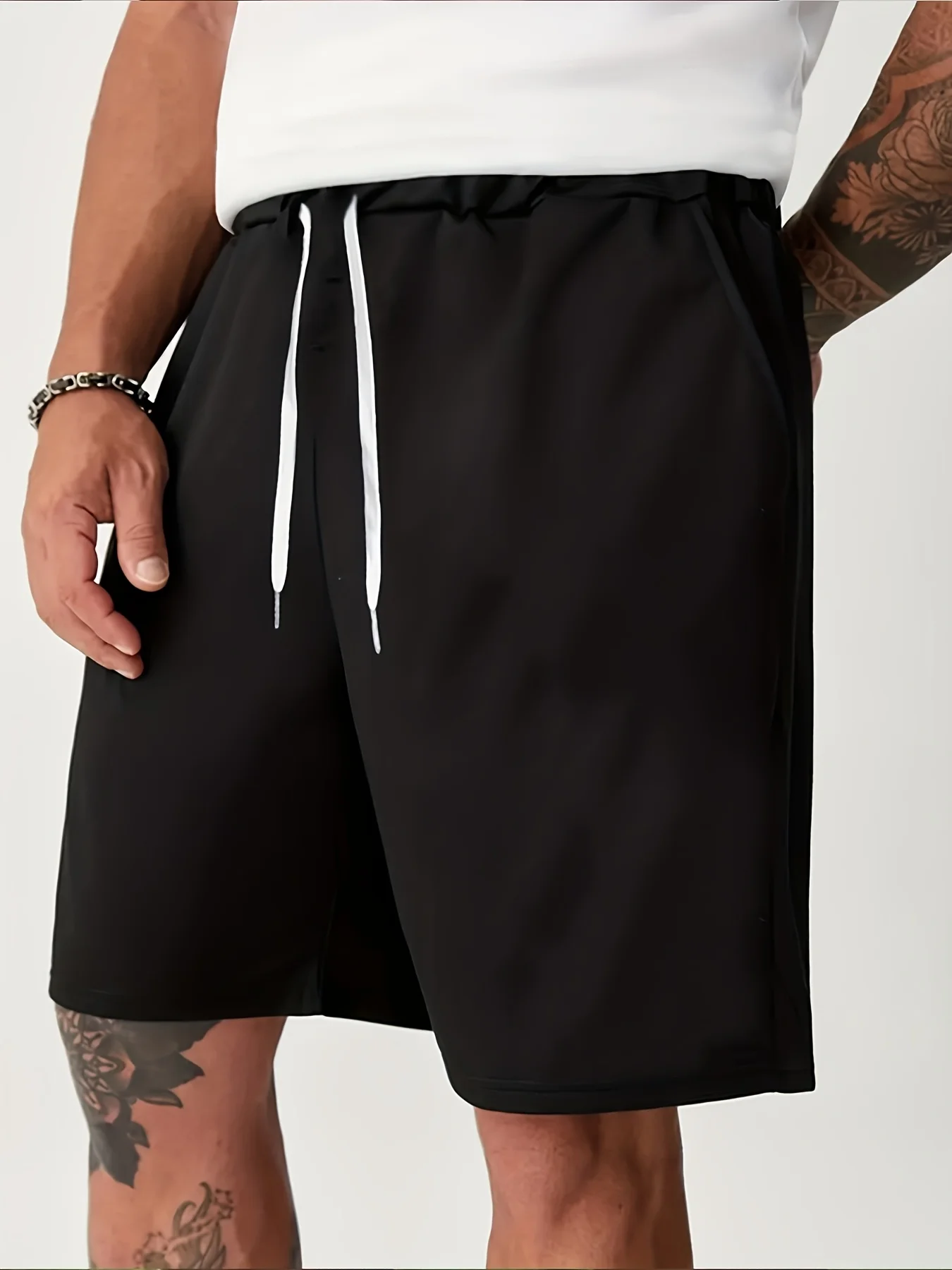 

Новые унисекс-шорты 2026 года: минималистичные, черные, спортивные, на шнурке! Идеально подходит как для брутального уличного стиля Европы и Америки, так и для более мягких городских образов.