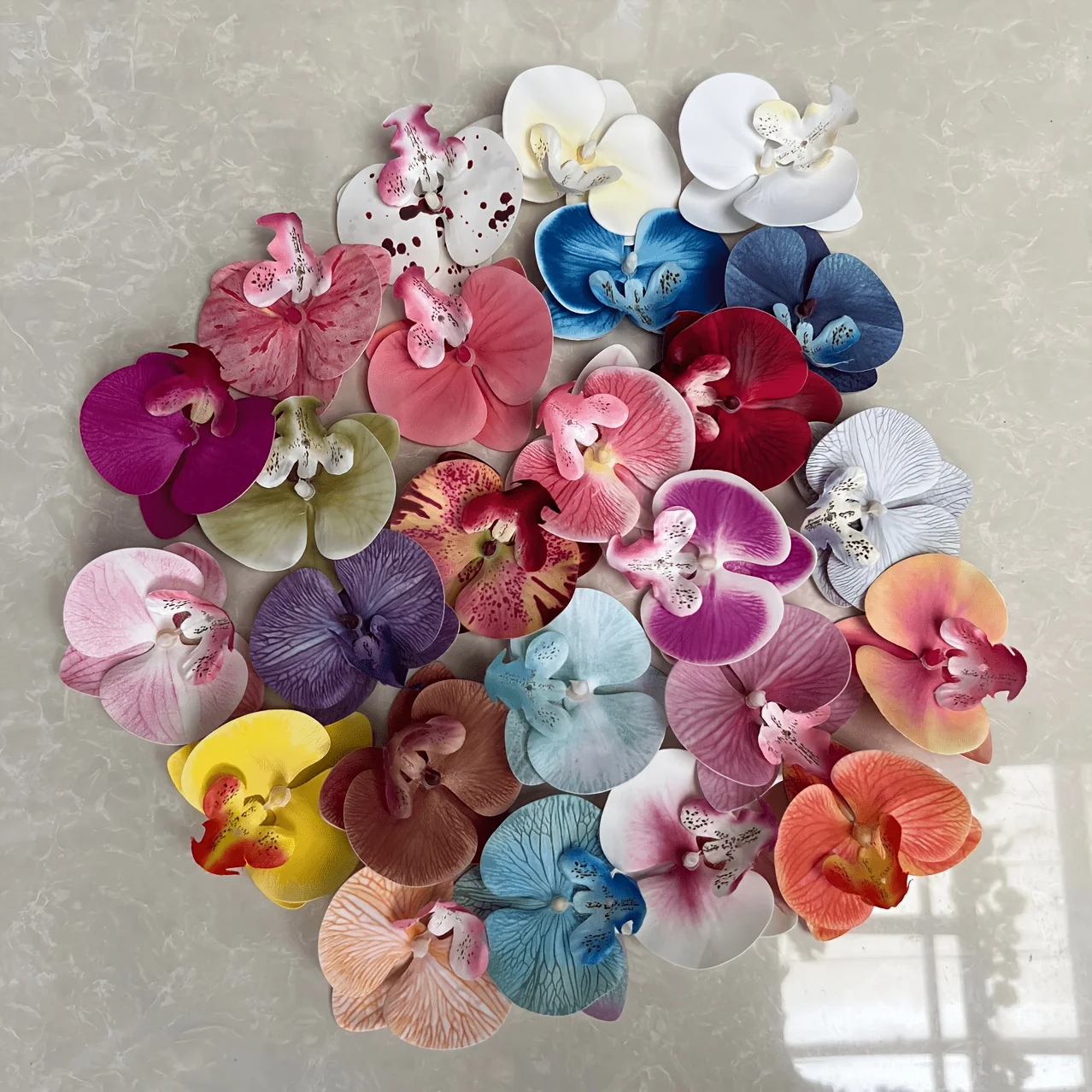 8-teiliges Set mit zufällig gefärbten, blumenförmigen Haarklammern, 3D-Blumen-Haarklammern mit realistischer Darstellung, Boho-Haarklammern mit Phalaenopsis-Blumen, hawaiianische, künstliche Phalaenopsis-Haarklammern für Braut, Hochzeit, Strandparty und Urlaub. – Detail 5