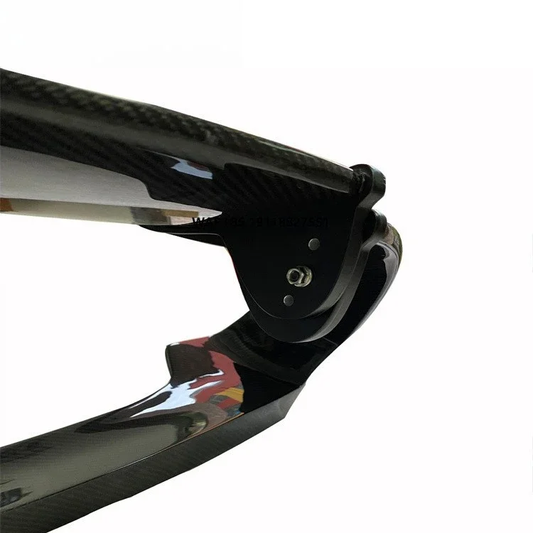 

Для Giulia: Регулируемое заднее антикрыло GTAM из сухого карбона