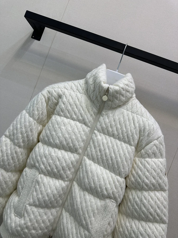 SVORYXIU 2025 شتاء جديد نمط غير رسمي نمط المرأة موضة الأبيض خمر الحياكة الدافئة نمط قصير أسفل سترة