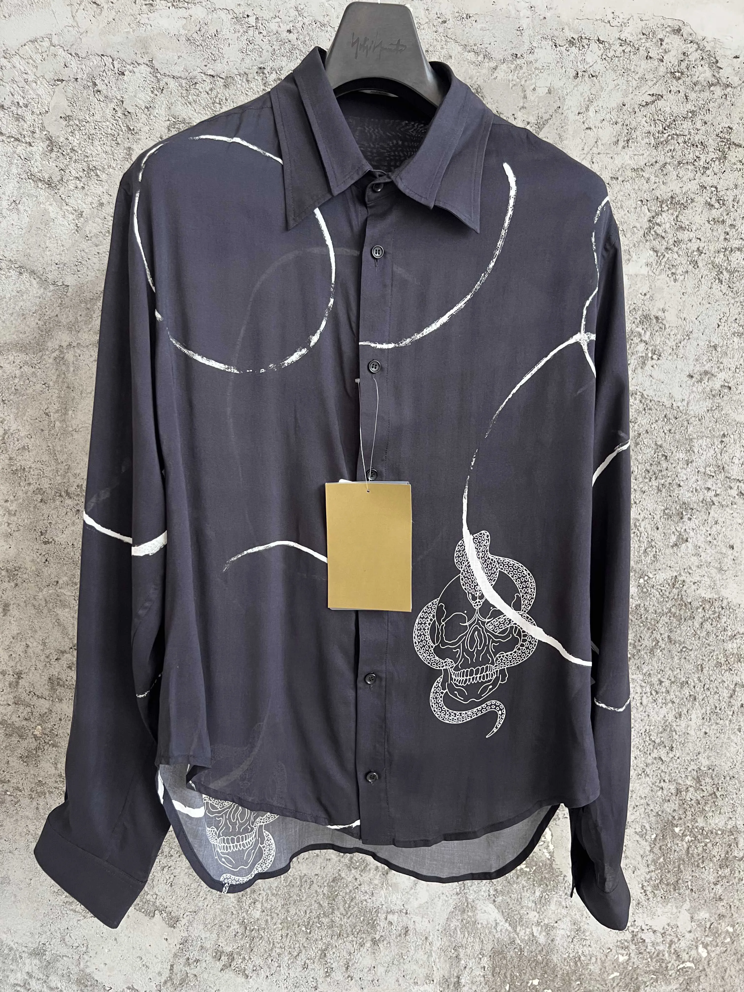 

Повседневная рубашка с тотемом черепа кобры совместного бренда