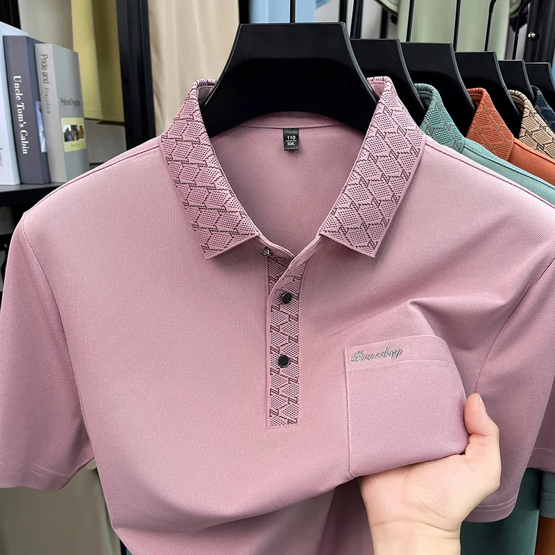 Luxuriöses Herren-Kurzarm-Poloshirt mit Revers, Knöpfen, Buchstaben-Stickerei und Tasche – Neues, weiches Sommer-T-Shirt für Business und Freizeit – Herrenbekleidung