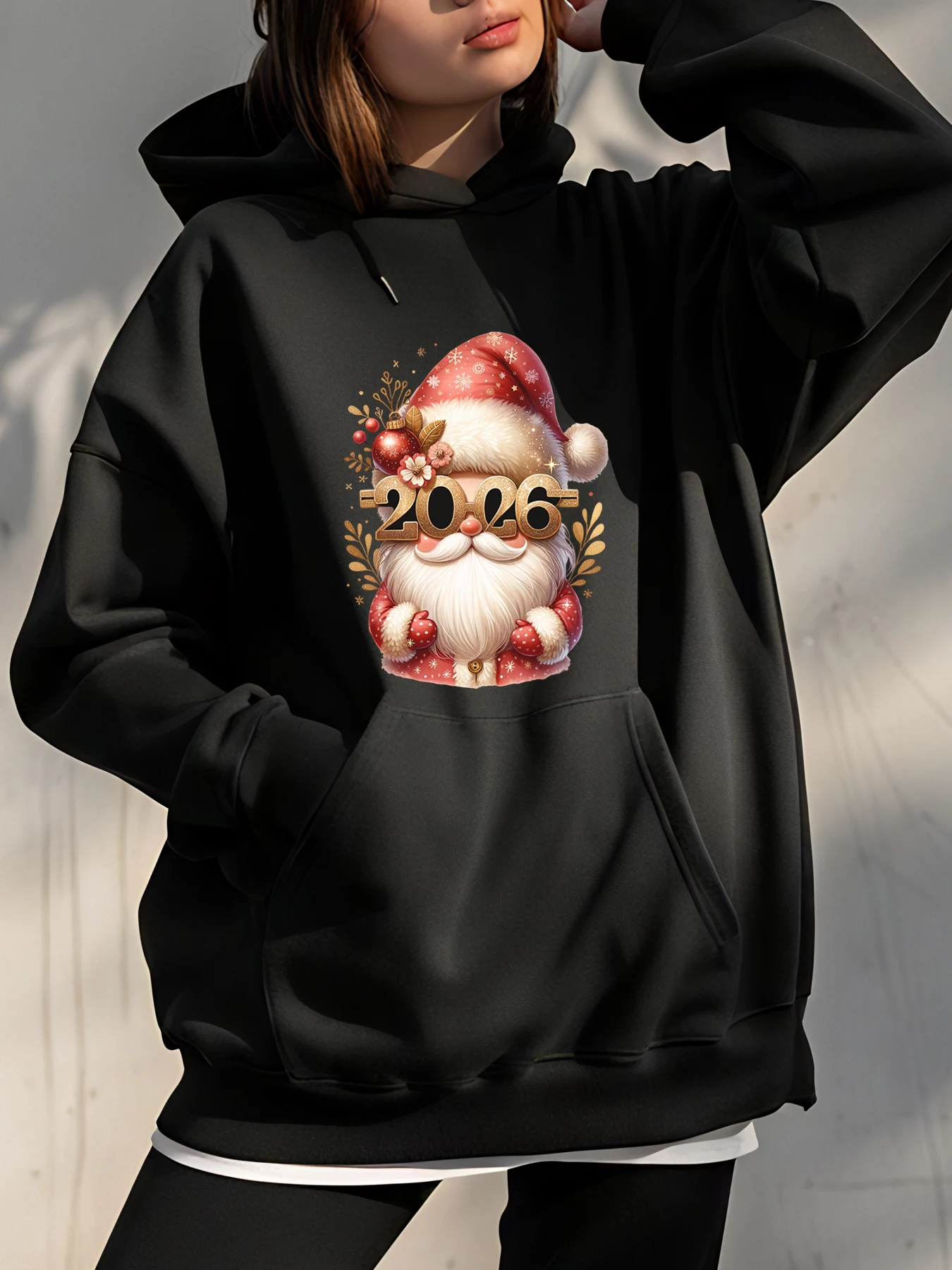

Рождественская толстовка с принтом Санта-Клауса 2026 и цветочными деталями для женщин, зимняя сцена на открытом воздухе
