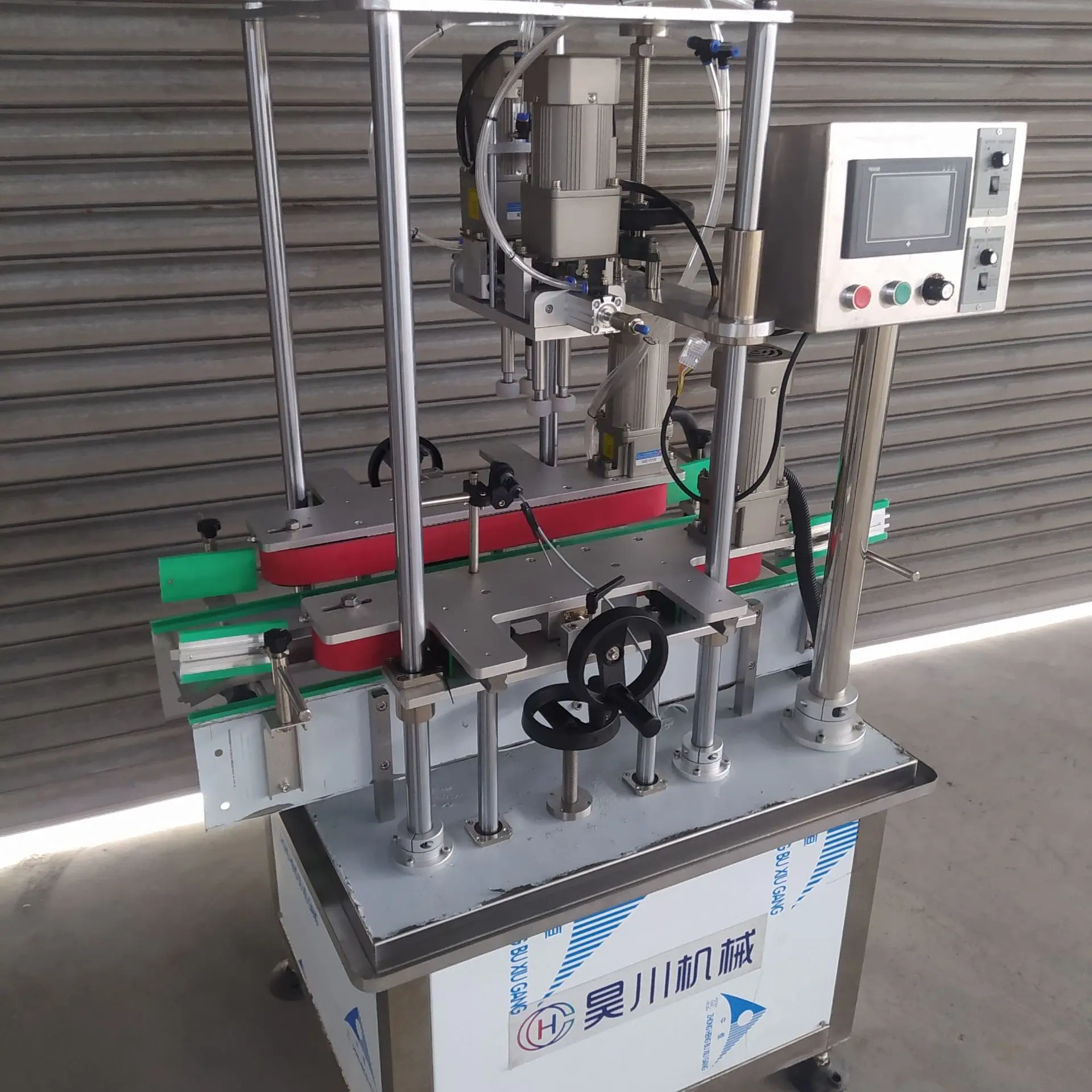 Fully automatic four-wheel capping  sealing machine lifting cap plastic cap glass bottle washing friction