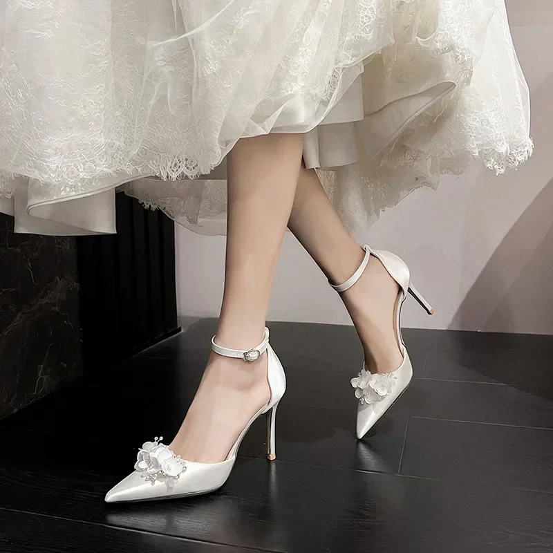 New satin white hollow straight line with flower wedding high heels, Xiuhe wedding dress, two pairs of bride's shoes