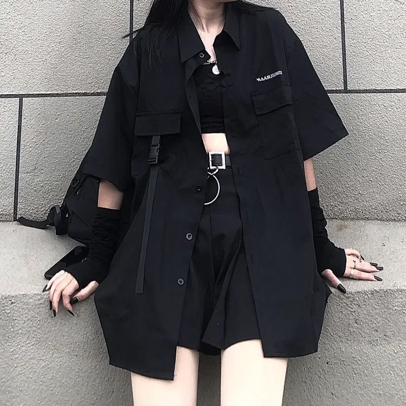 QWEEK frauen Blusen Gothic Streetwear Harajuku Übergroßen Shirts BFstyle Schwarz Teachwear Kurzarm Button Up Tops Dunklen Kühle