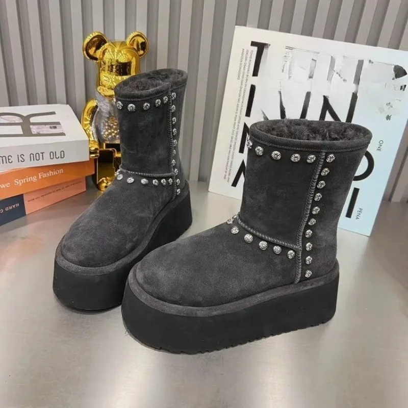 

Новинка зимы 2025, зимние ботинки на высоком каблуке, женские модные флисовые ботинки на платформе с заклепками, теплые нескользящие хлопковые ботинки средней длины
