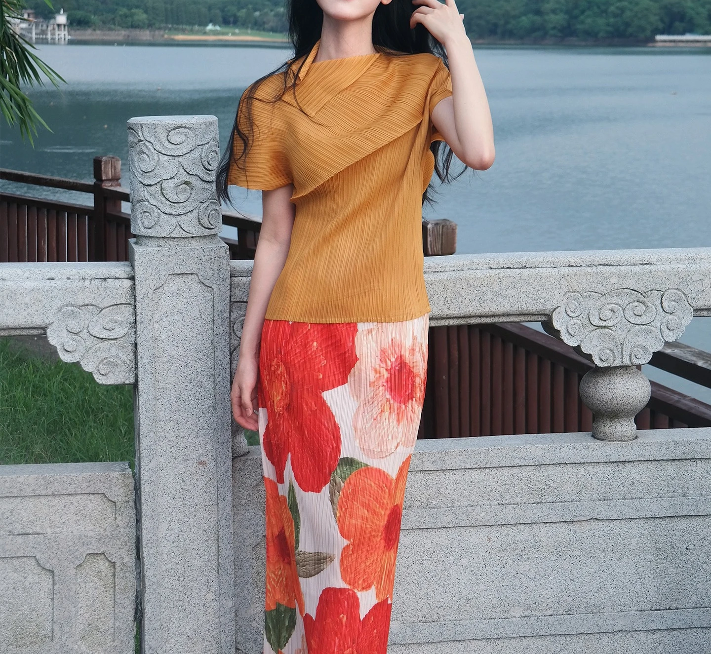 

Miyake Fold 2025 летний новый стильный комплект в западном стиле, высококачественный свободный топ с короткими рукавами, большая юбка средней длины с цветочным принтом