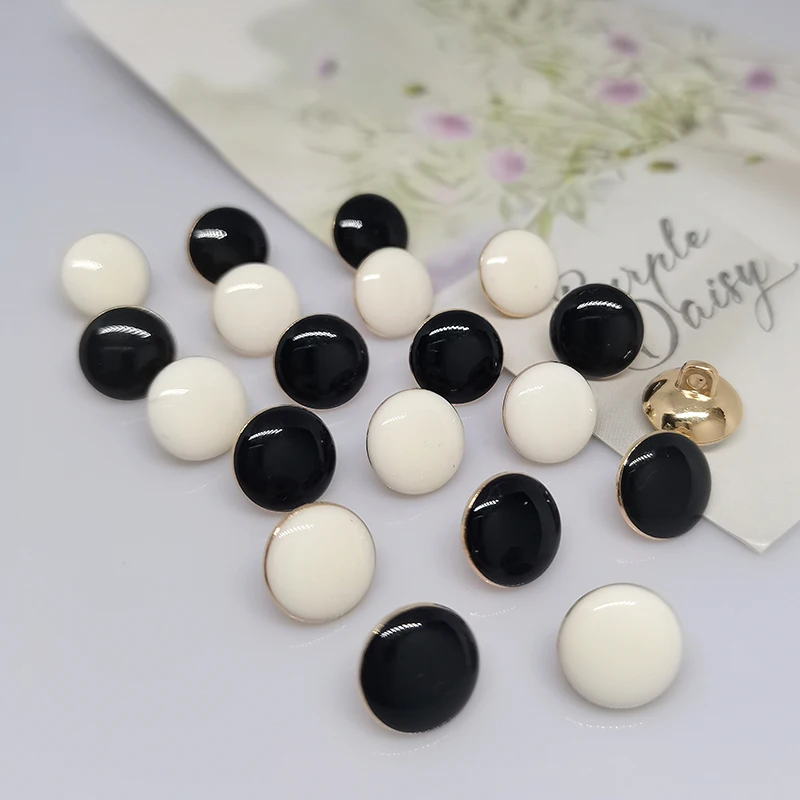 10MM Mini Cute Black White Round Metal Buttons Of Clothing Fashion Decor Wysokiej jakości guzik dla kobiet Bluzka Koszula Szycie DIY