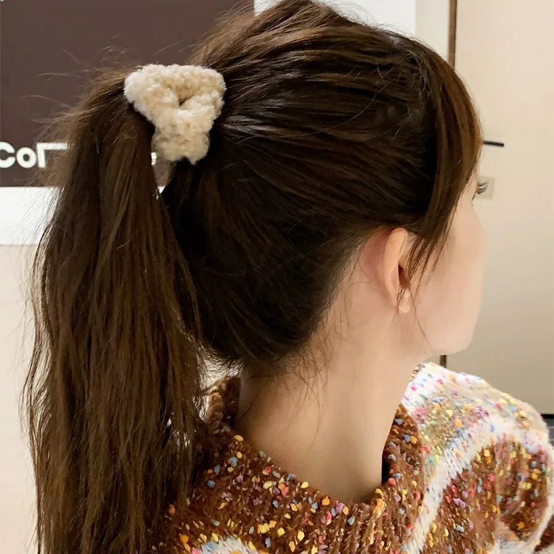 Pinza de pelo de piel de cordero de felpa para mujer, Clip de garra triangular de tamaño pequeño, accesorios para la cabeza, abrazaderas para el cabello, agarre para el cabello, lindo, otoño e invierno, nuevo