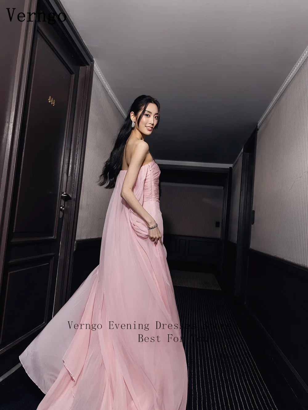 Verngo Różowa Szyfonowa Sukienka Wieczorowa Bez Ramiączek Linia A Sukienki na Formalne Okazje Kwiaty 3D Plisowane Suknie Balowe Szyte na Miarę