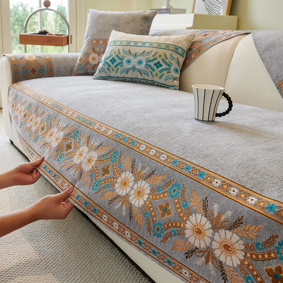 ¿Es el sofá con cojín decorativo de chenilla la solución ideal para renovar tu salón sin cambiar el mueble?