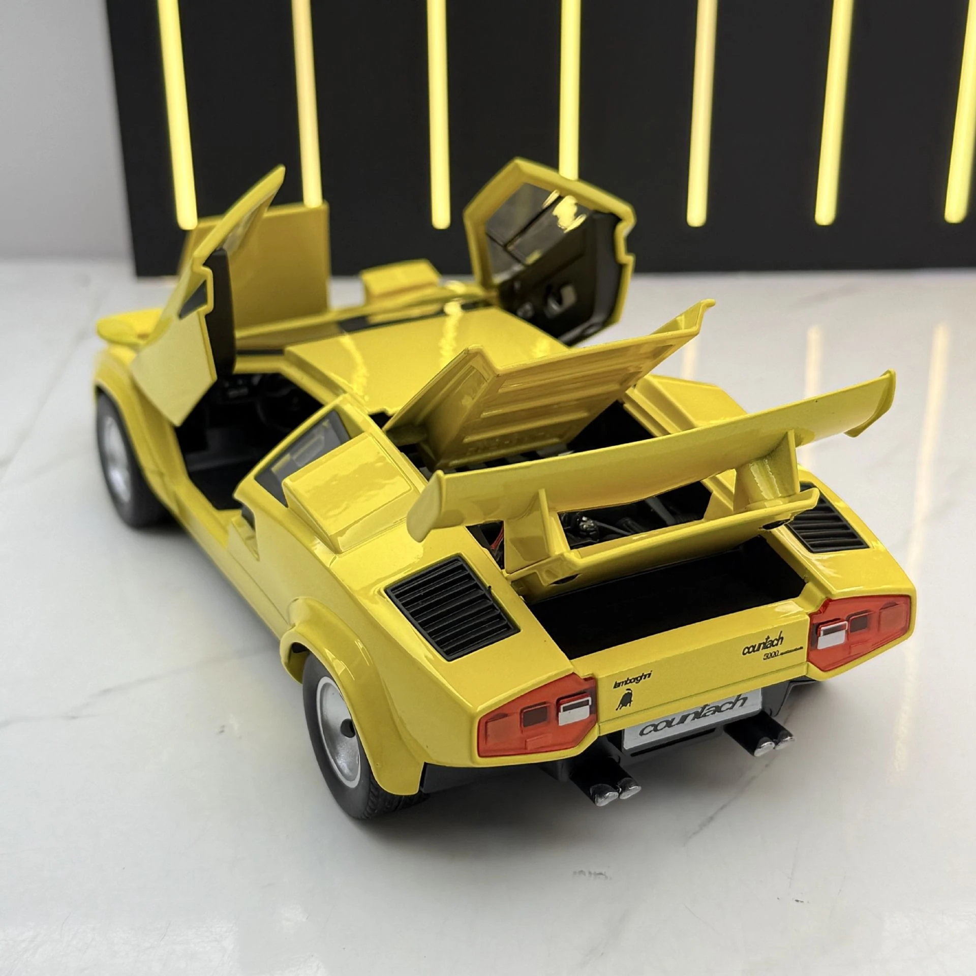 รถของเล่นจำลอง Countach LP500S ขนาด 1:24 พร้อมเสียง ไฟ ระบบดึงหลัง ปีกหลังยกได้ ของเล่นเด็ก ของที่ระลึก