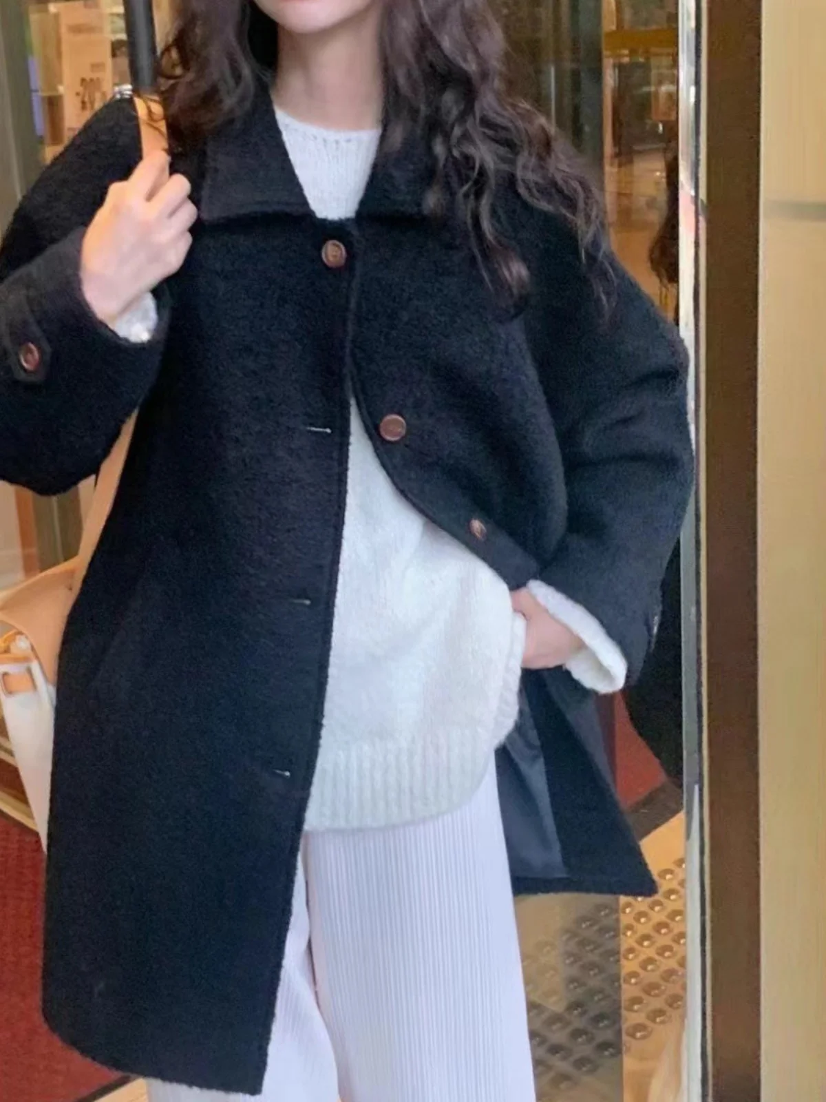 معطف صوف شتوي نسائي بياقة مقلوبة أنيقة وزر واحد فضفاض متعدد الاستخدامات متوسط الطول بأسلوب كوري للتنقل اليومي