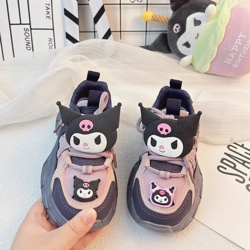 Sanrio Kuromi เด็กผู้หญิงใหม่น่ารักการ์ตูนสร้างสรรค์แฟชั่นอเนกประสงค์หนังด้านล่างนุ่มกันน้ํารองเท้าผ้าใบกันลื่นน้ําหนักเบา