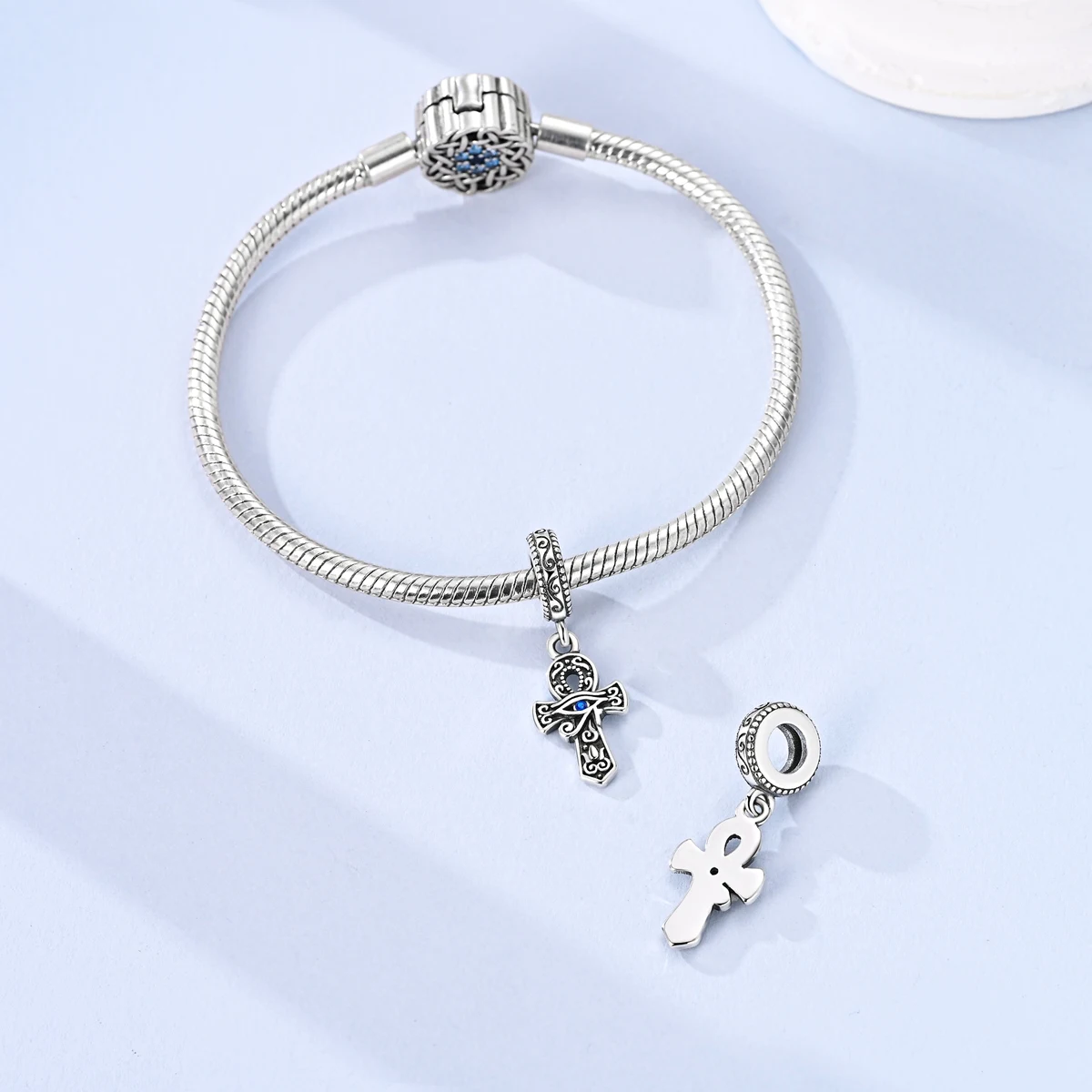 Ce pendentif œil en argent sterling 925, tout neuf, appartient au style de bracelet perlé d'inspiration égyptienne ancienne, qui est très tendance.