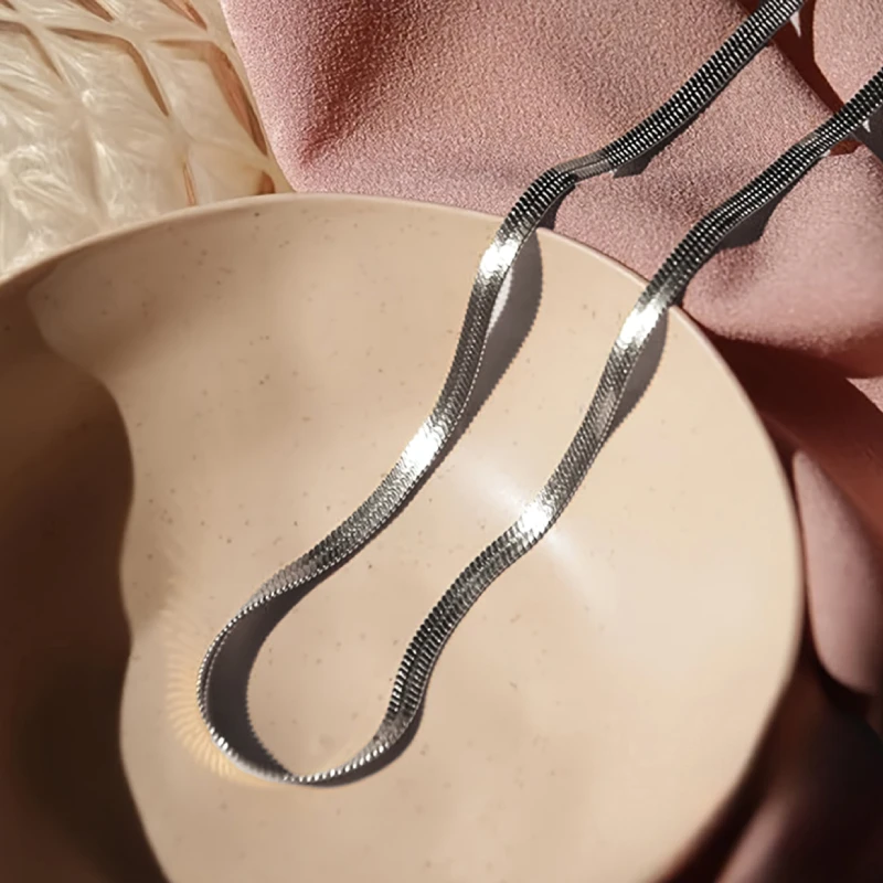Huitan Damen Edelstahl-Halskette, Gedrehte Flache Schlangenkette, Zierliche Minimalistische Accessoires für Party, Alltag, Trendiger Schmuck, Geschenk