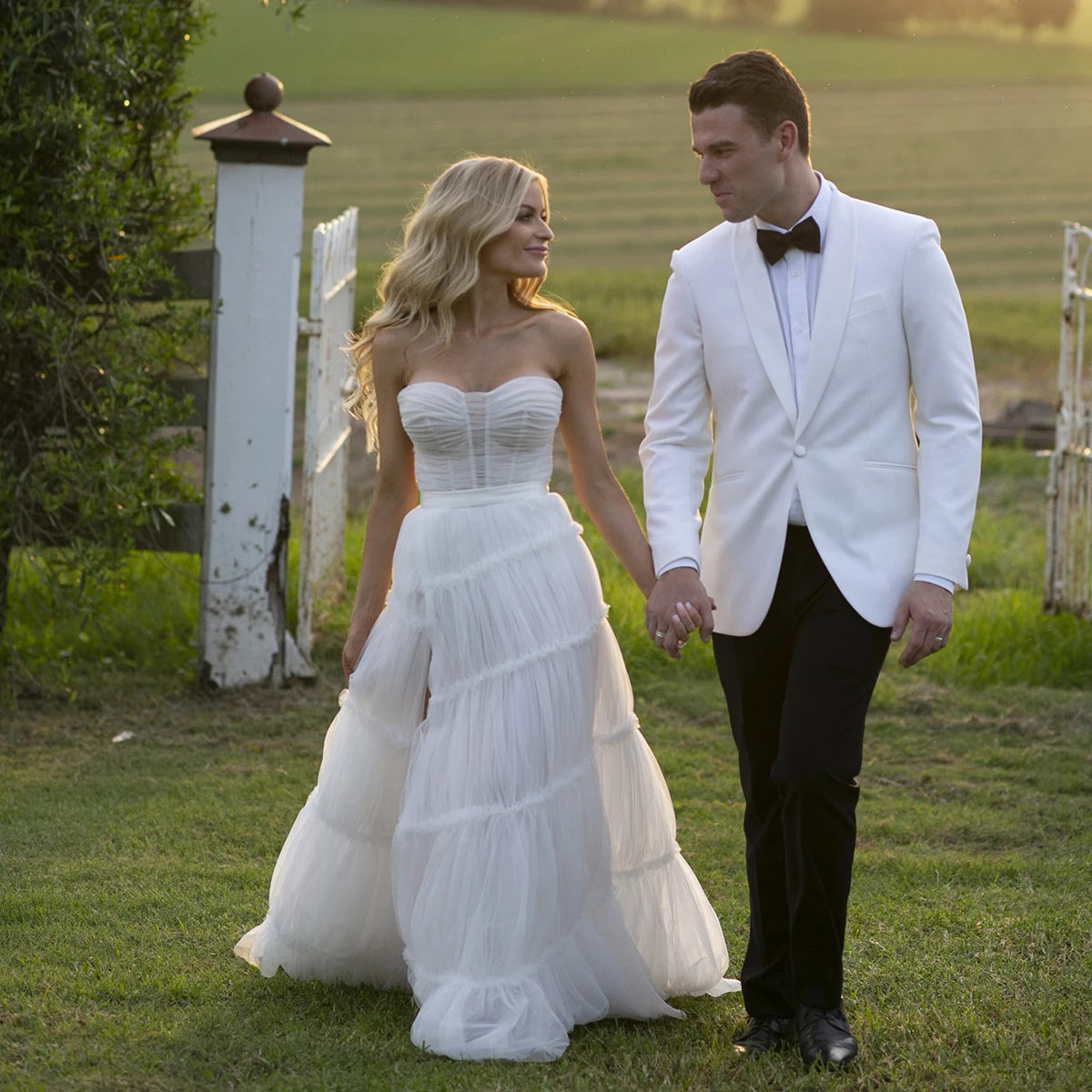 Strapless Sexy Customized A Line Wedding Dress Brush Train Sweetheart Ruched Tulle High Split Tiered Ivory Zipper Bridal Gowns