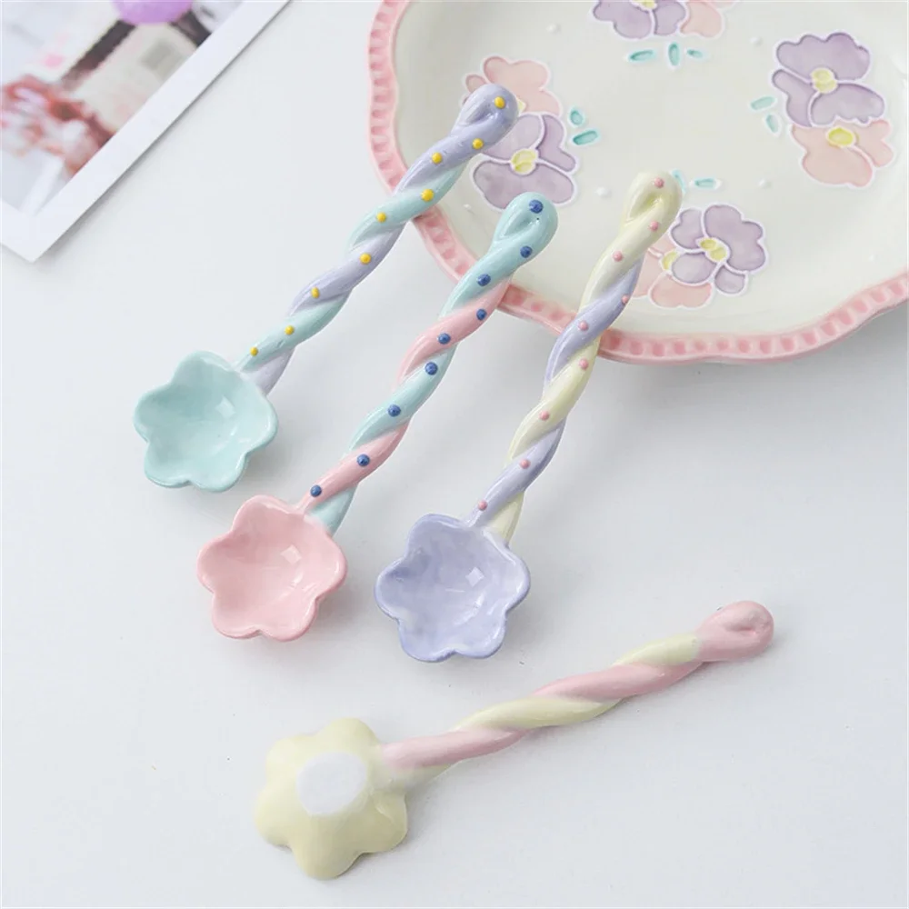 Cuchara de cerámica con mango largo, cuchara de postre pintada a mano para helado coreano Kawaii con mango largo, accesorios de vajilla de cocina