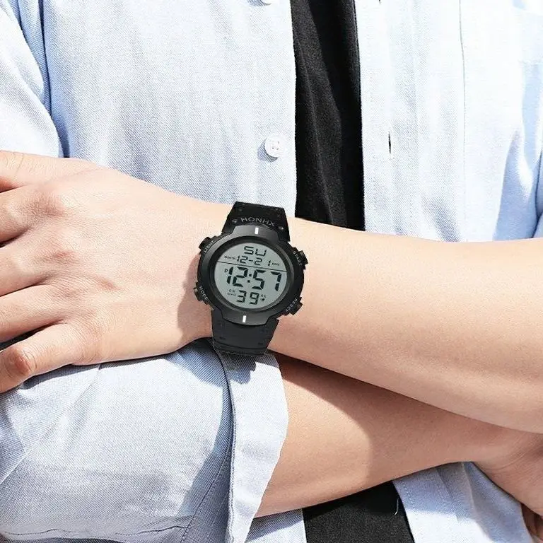 ساعة إلكترونية للرجال رياضية للرجال مقاومة للماء ومضيئة ومتعددة الوظائف للياقة البدنية في الهواء الطلق وشاشة كبيرة