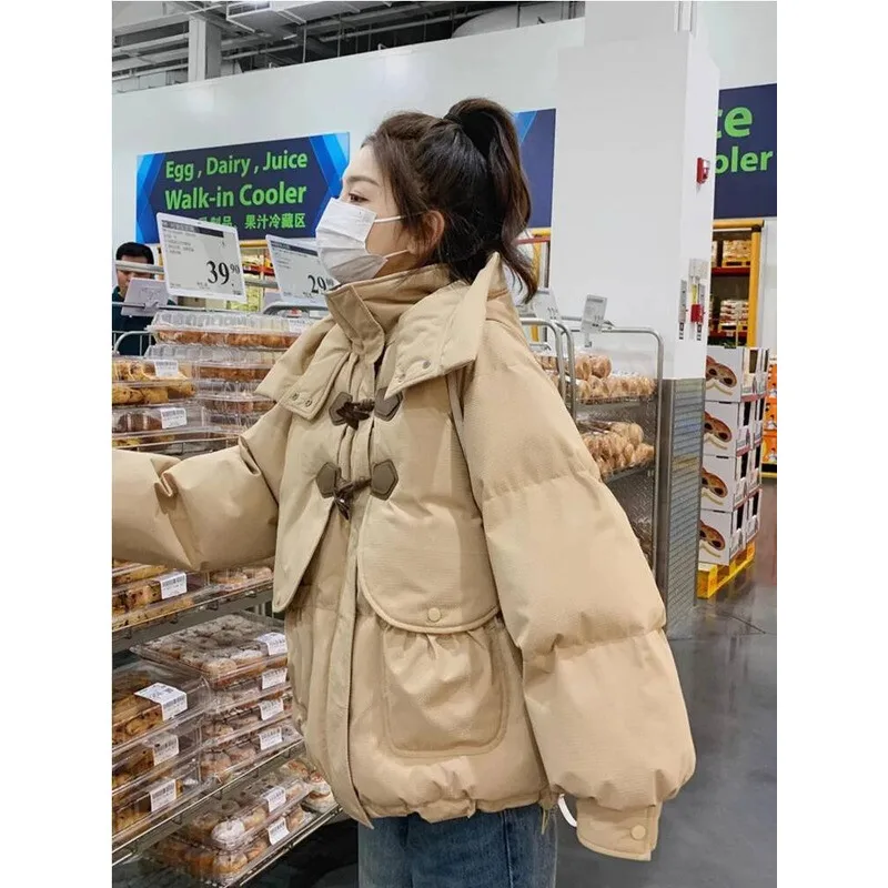Piumino corto da donna invernale ispessito Cappotto stile pane Cappotto con fibbia in corno Vestibilità ampia con cappuccio Capispalla in cotone per la stagione fredda