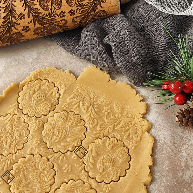 

Christmas Themed Wooden Rolling Pin with 3D Embossed Cookie Patterns - Strawberry Dinosaur Rabbit Designs for DIY Baking
