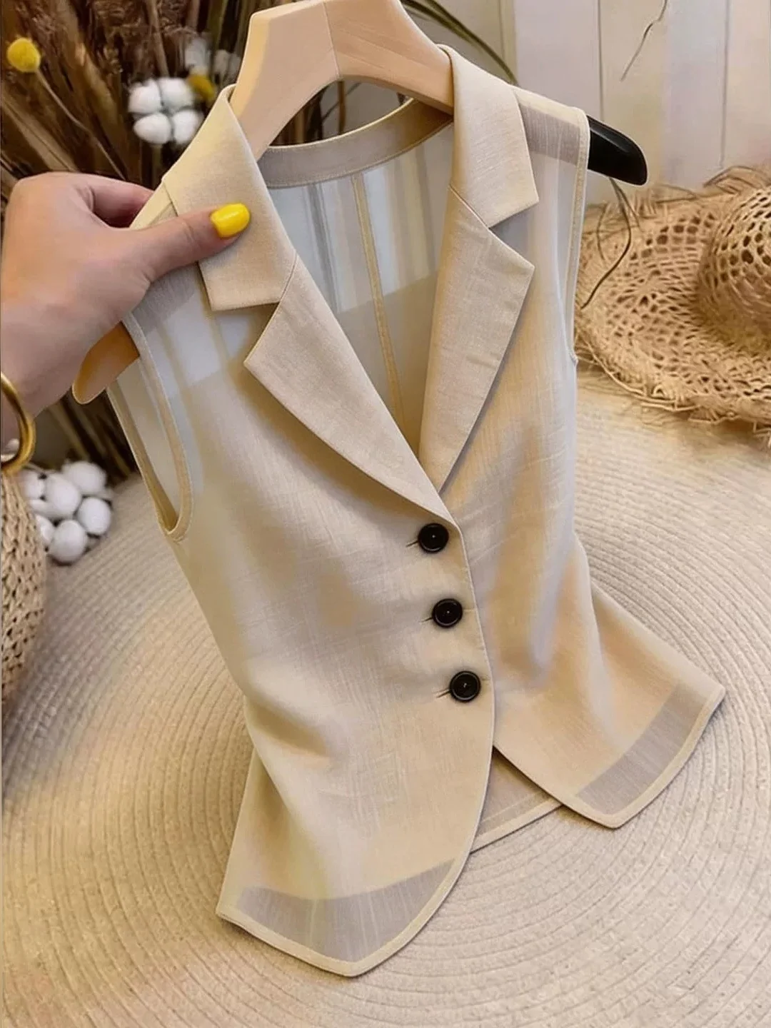 

Fashionable Single-Button Vest Top Sleeveless Women's Clothing Versatile Commuter Style Summer 2026 Design Sensation Silk Fabric