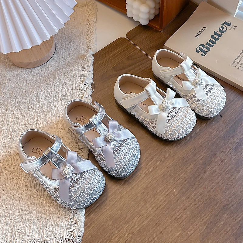 

Детские сандалии для девочек в корейском стиле с Т-образным ремешком, милыми лентами и бантами, универсальные, летние, новинка 2026 года, повседневные, на плоской подошве