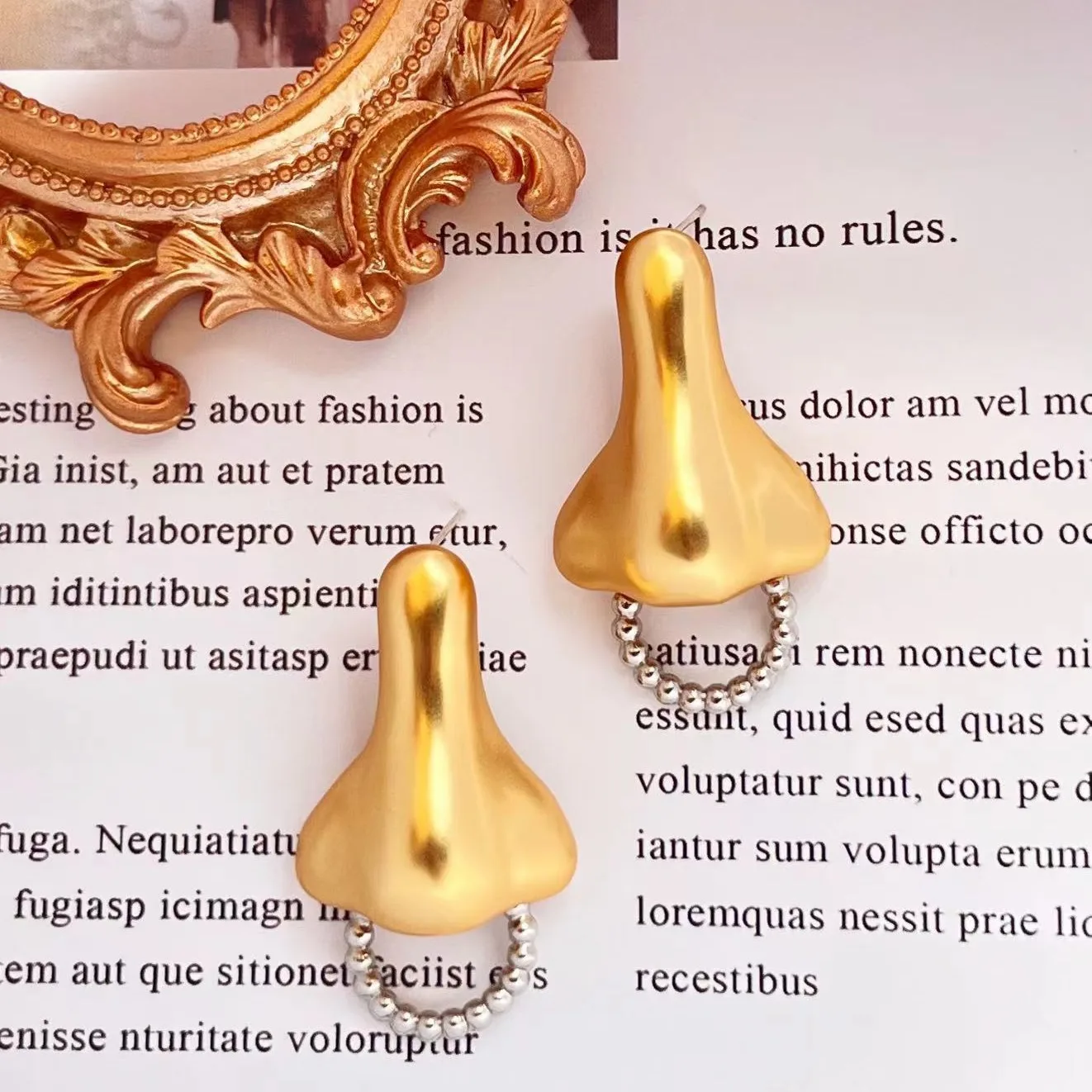 European and American New Retro Gold Temperament Noble Luxury Exquisite Abstract Facial Features Nose Elements Stud Earrings